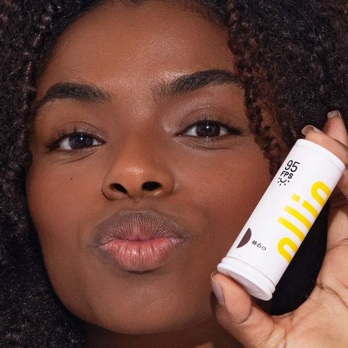 Protector Solar en Barra Con Color FPS 95 - ¡Increíblemente práctico! Protector Solar en Barra Con Color de Ollie ofrece una cobertura media, larga duración y FPS 95 con FPUVA 40. Es ideal para todo tipo de piel, tiene un acabado sin brillo además de ayud